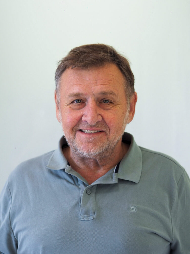 71-Dr.Bernhard-Stark-Kleintierärzte Salem Porträt eines älteren Mannes vor hellem Hintergrund.
