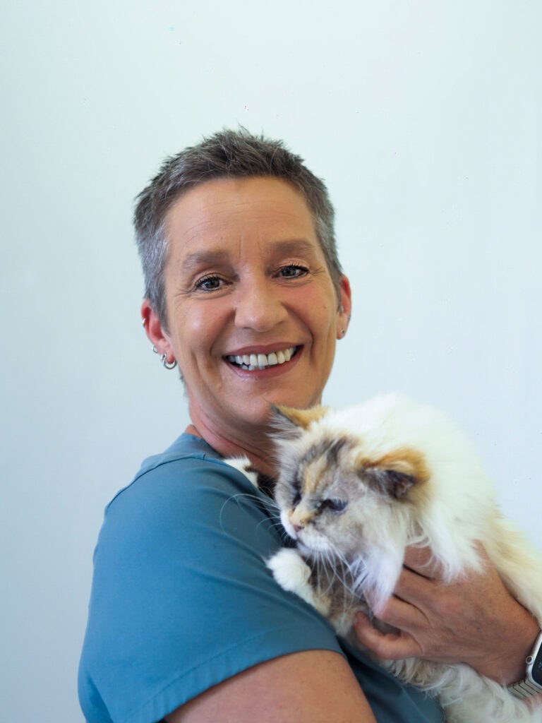 72-Anja-Stark-Asmussen-Kleintierärzte Salem Portraitbild der Tierärztin Anja Stark, die lächelnd eine Katze in die Kamera hält.