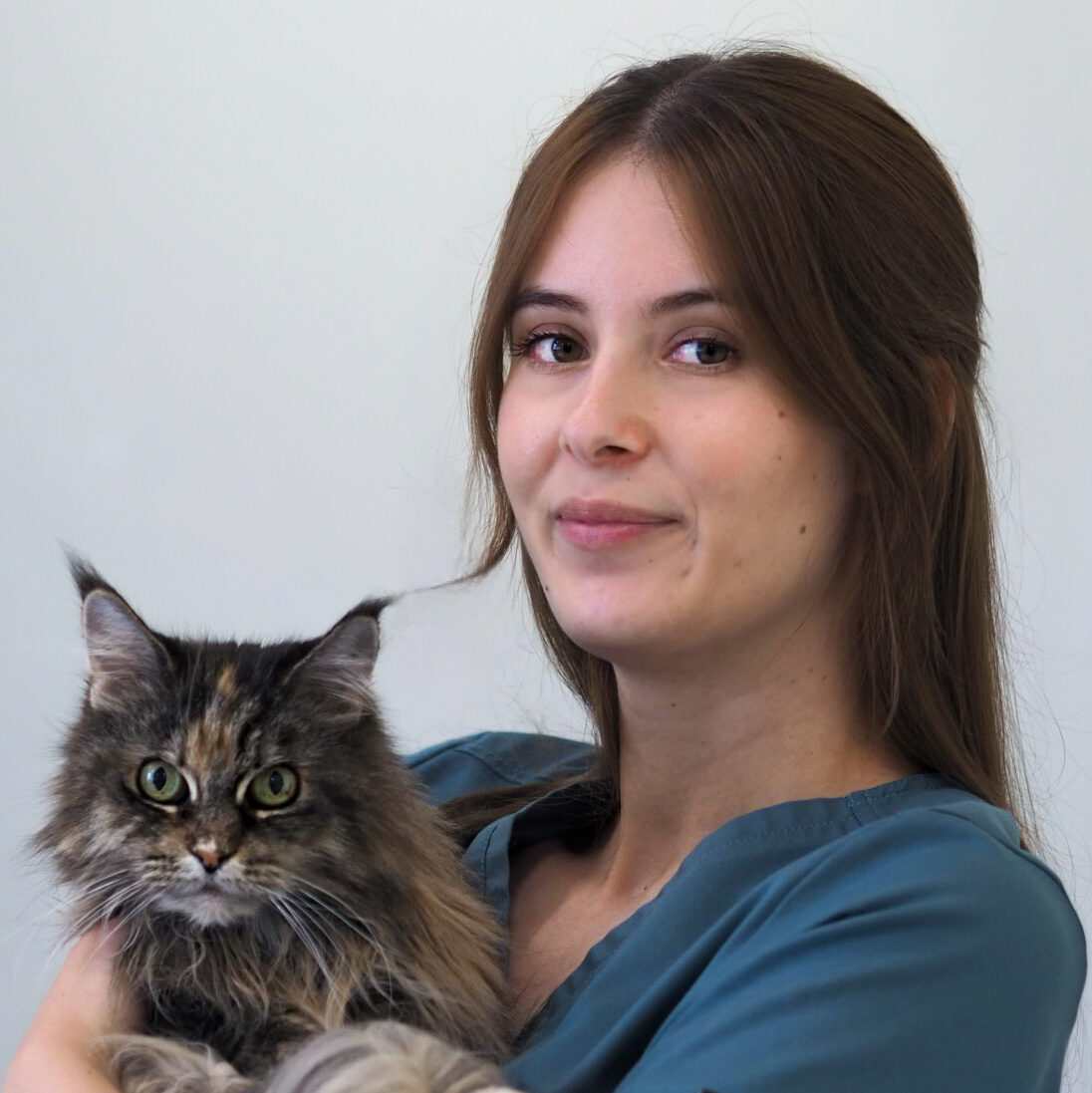 Portraitbild der TFA Tamara Sigl, die eine Katze auf dem Arm hält.