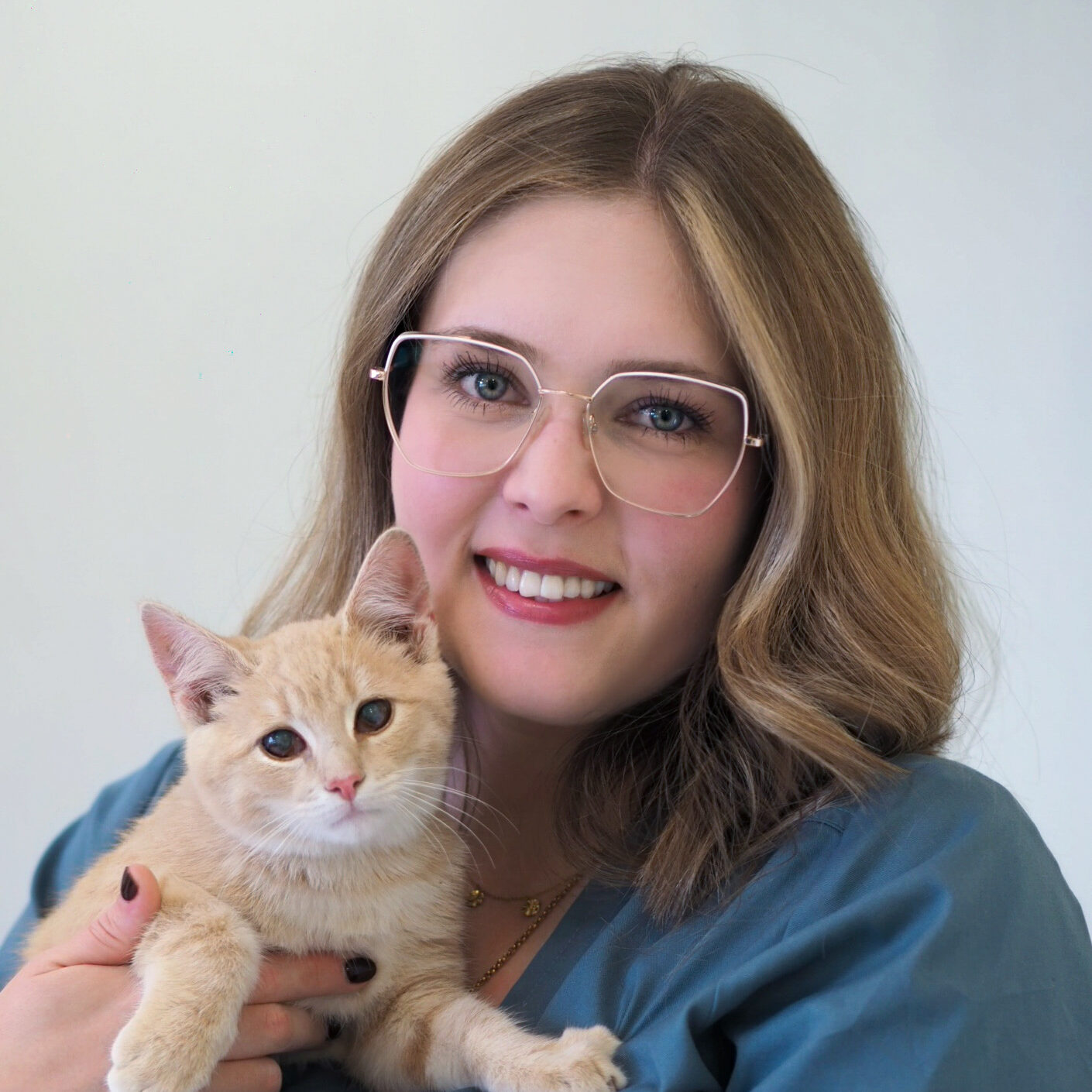 Portraitbild der TFA Annalena Reinl, die eine Katze auf dem Arm hält.