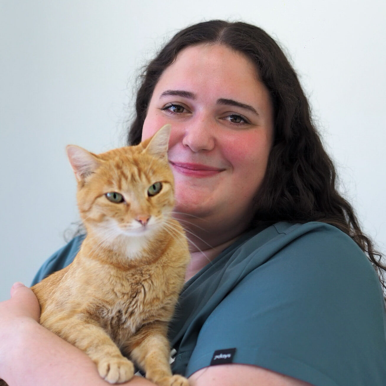 Portraitbild der TFA Prisca Riegger, die eine Katze auf dem Arm hält