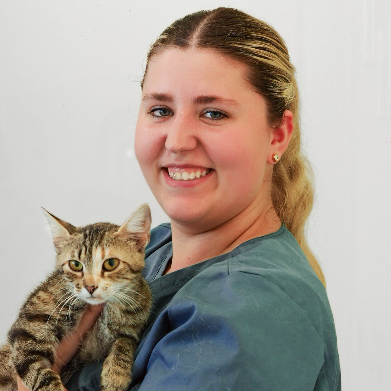 Portraitbild Azubi TFA Sina Bauer mit gestreifter Katze